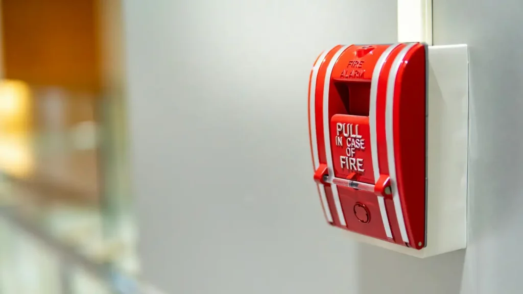 alarm pożarowy w budynku